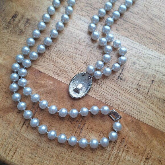 Vintage Double Strand Faux Pearl Necklace Gray Clasp Pendant 20 Inch - Picture 5 of 11